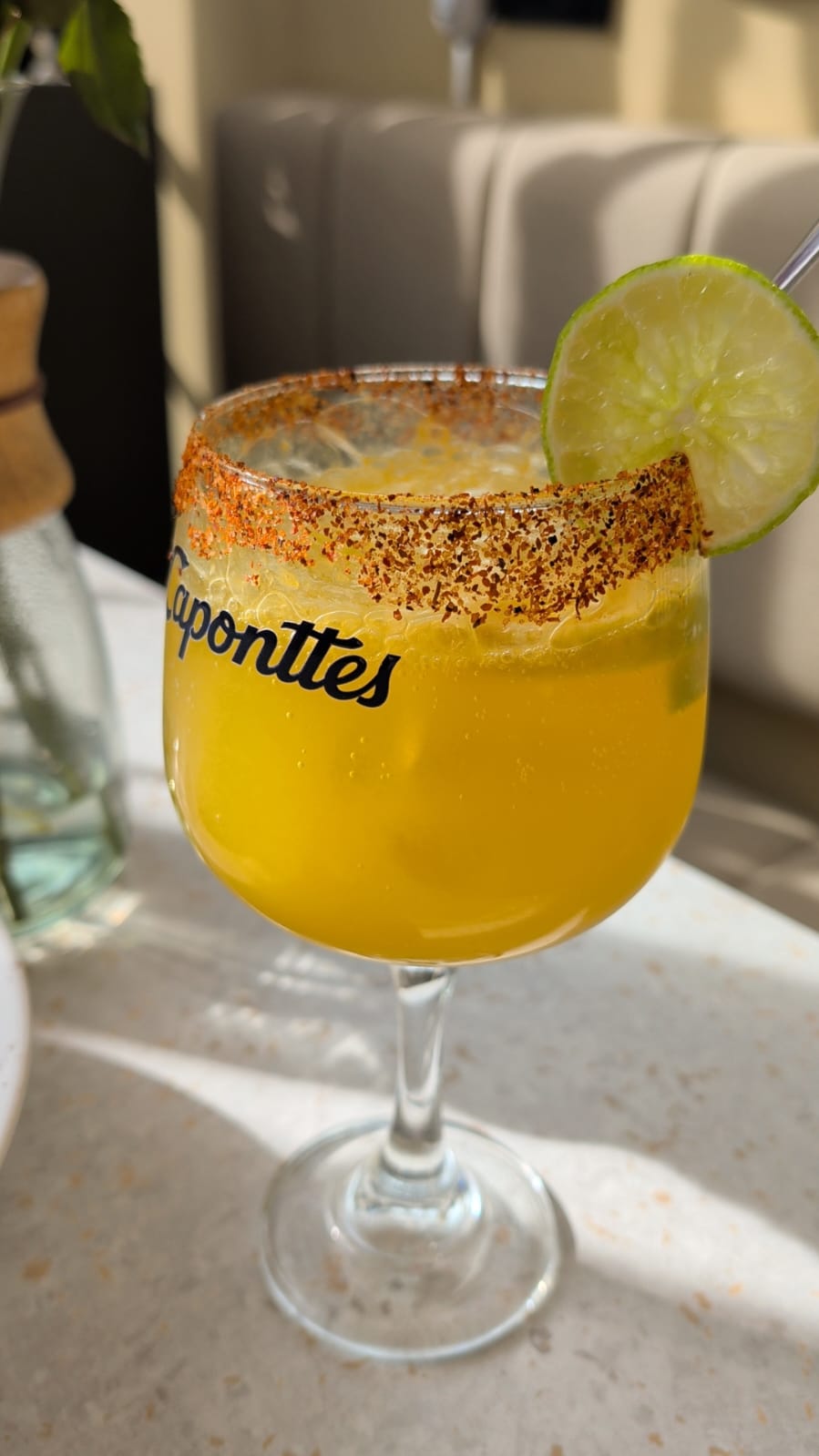 Soda mango michelada servida en Laponttes